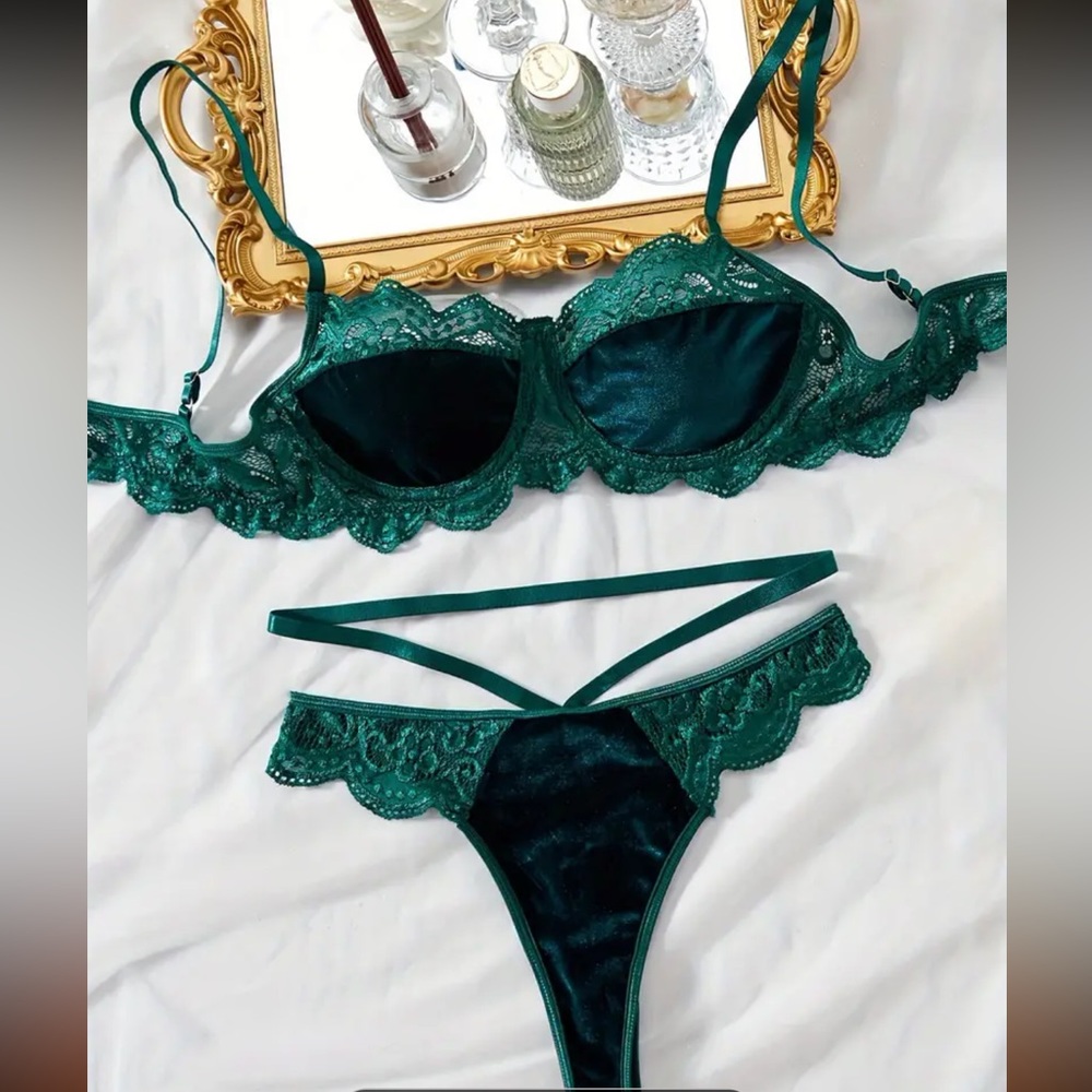 Contrast Lace Lingerie Set, Scallop Trim Bra & Cut Out Thong